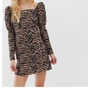 Reclaimed vintage inspired mini dress with shoulder puff - tiger print 🐅